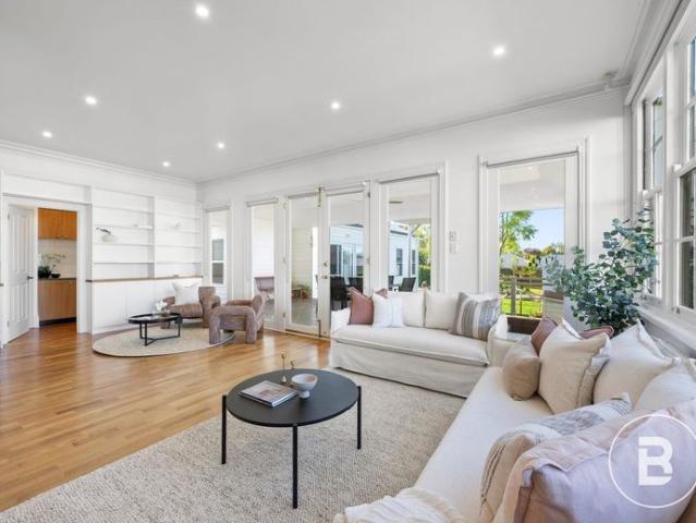 STUNNING LAKE WENDOUREE HOME WITH SELF CONTAINED UNIT