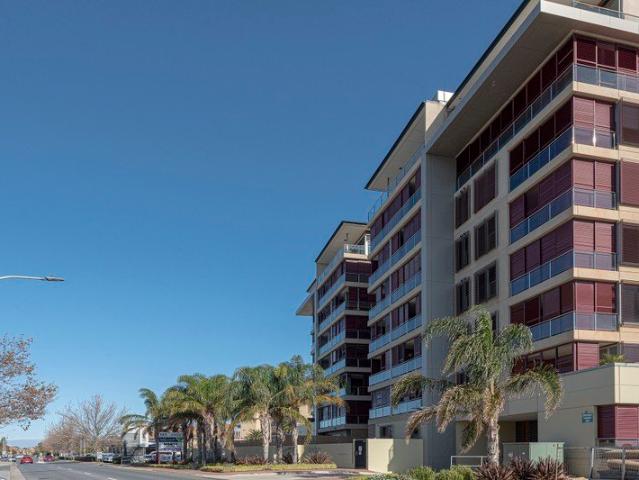 Stunning Lakeside Apartment in West Lakes