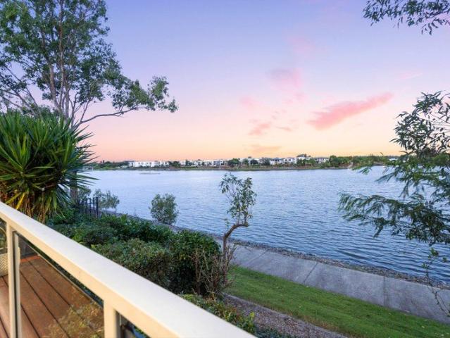 Stunning Lakeview Townhouse in a Prime Location!