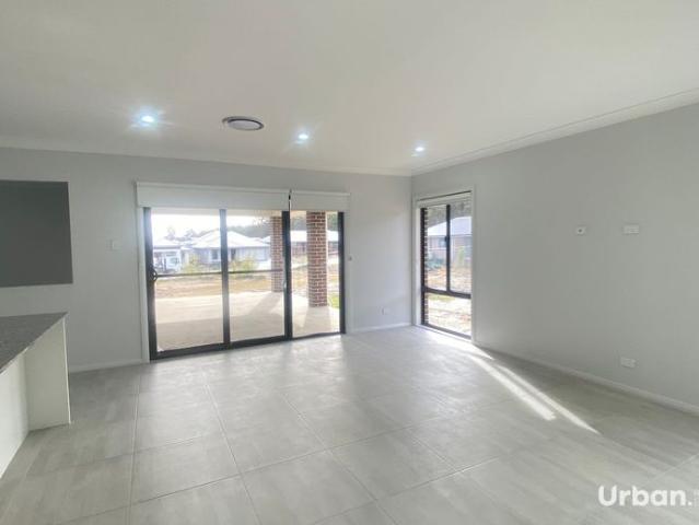 Stunning Large 5 Bedroom Home in Huntlee!
