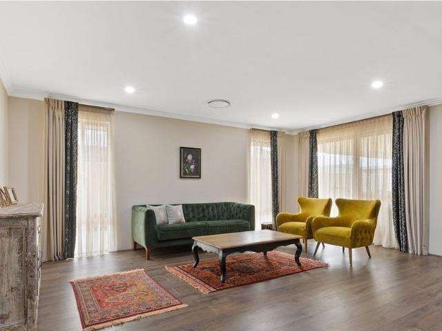 STUNNING LARGE FAMILY HOME