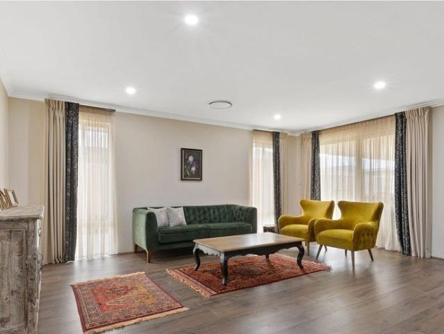 STUNNING LARGE FAMILY HOME
