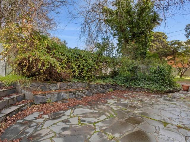 Stunning large family home with a brand new kitchen & swimming pool