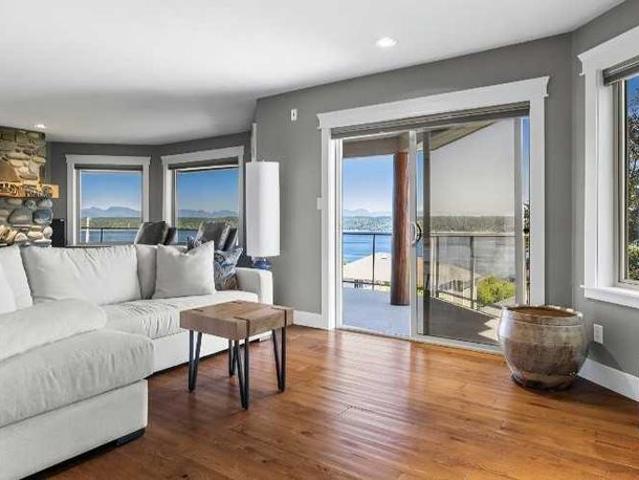 Stunning Large Home 5600sqft located in a cul de sac Campbell River