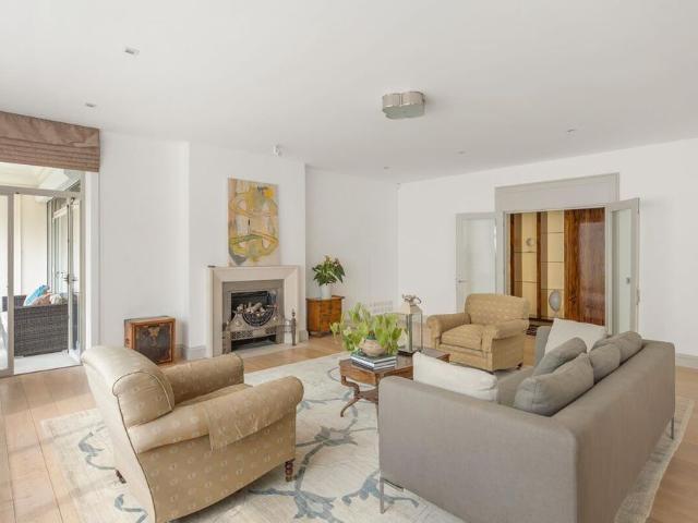 Stunning lateral apartment situated within an exceptional St. James’s Place building, offering security and total discretion, with wonderful west facing views over Green Park