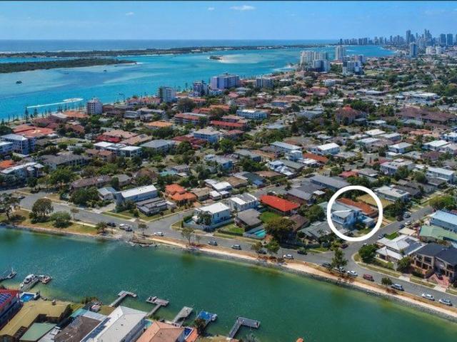 Low Maintenance Luxury in a Prime Broadwater Location