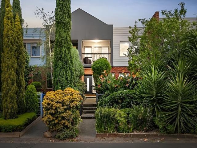STUNNING, LIFESTYLE HOME IN ENVIABLE LOCATION!