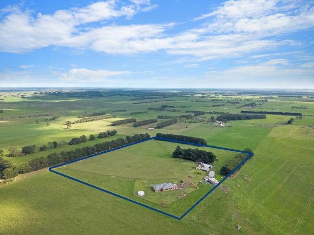 STUNNING LIFESTYLE PROPERTY ON 18 ACRES