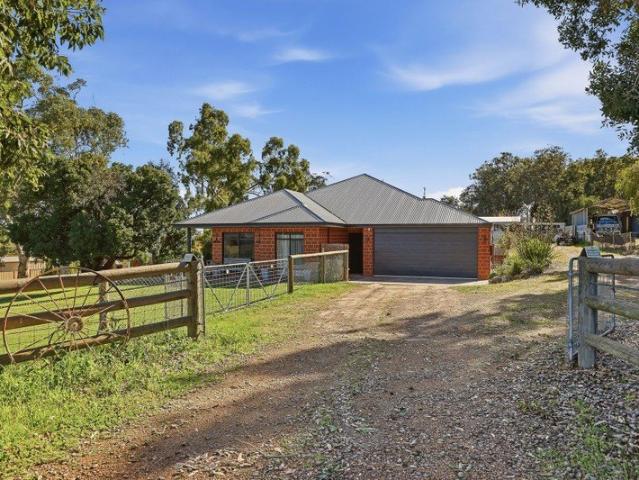 Stunning Lifestyle Property on 1.75 Acres Immaculate Family Living on in the Edge of Yarloop