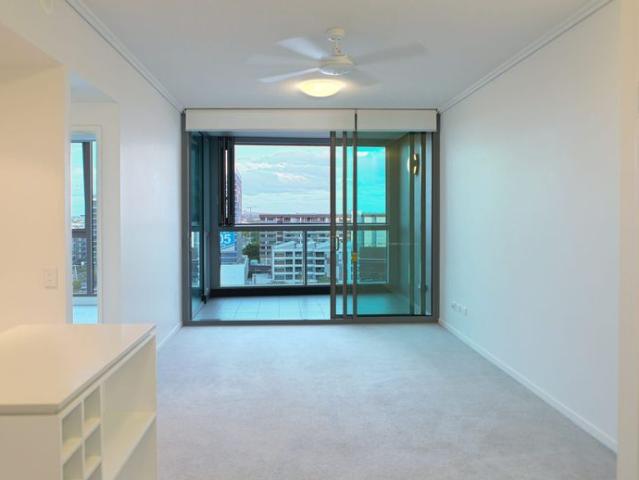STUNNING LIGHT AND BRIGHT APARTMENT WITH SECURE PARK, POOL AND DUCTED AIR CON