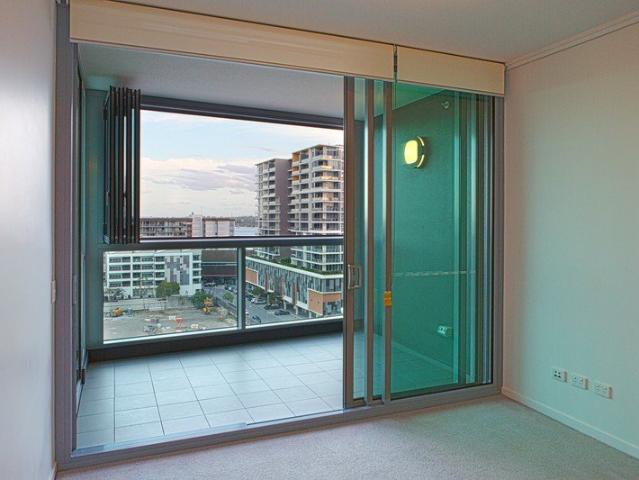 STUNNING LIGHT AND BRIGHT APARTMENT WITH SECURE PARK, POOL AND DUCTED AIR CON