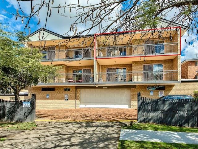 STUNNING LIGHT FILLED APARTMENT IN QUIET PARKSIDE LOCATION