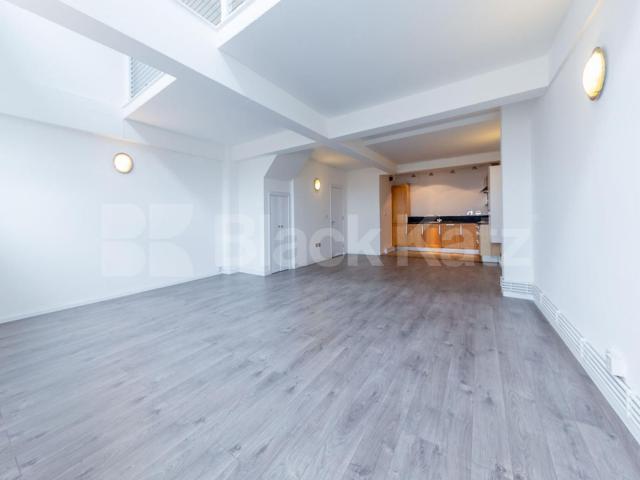 Stunning Live/Work split level 3 bedroom apartment locate in Haggerston