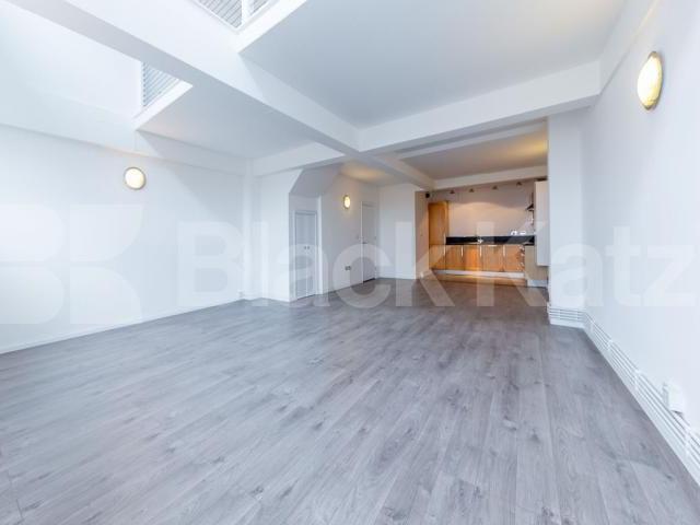 Stunning Live/Work split level 3 bedroom apartment locate in Haggerston