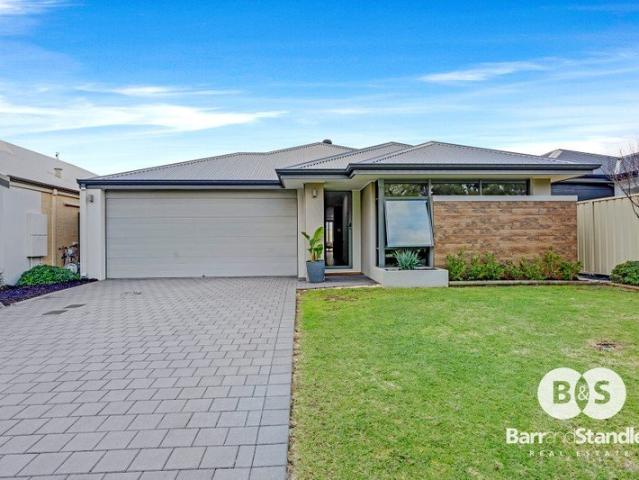Stunning Low Maintenance Home In Quiet Street!