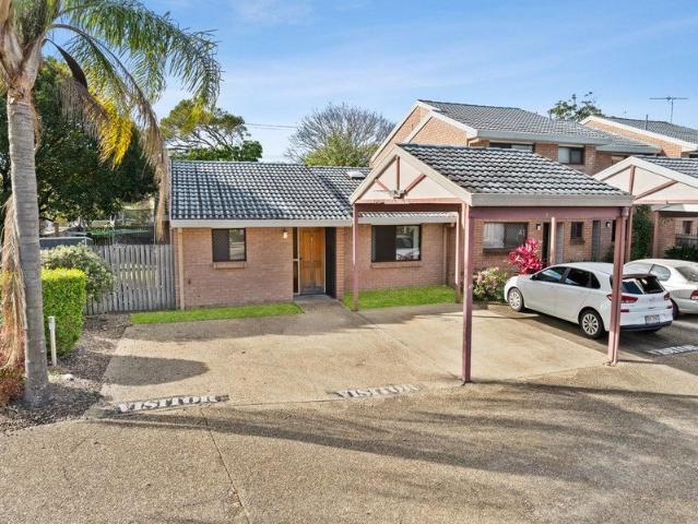STUNNING LOWSET TOWNHOUSE