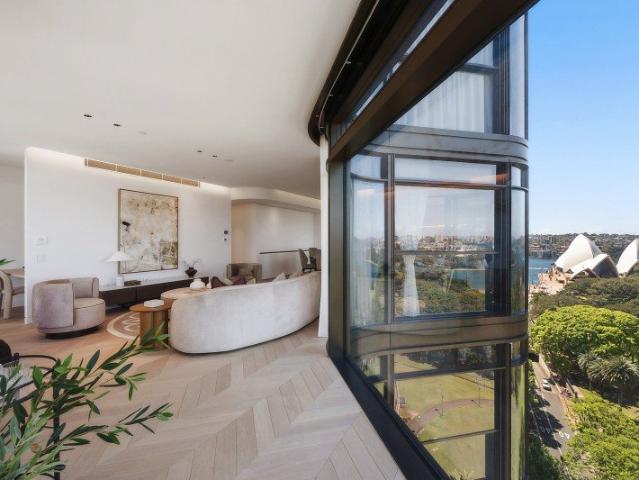 Stunning Luxurious Sub Penthouse in Prized Harbour Location