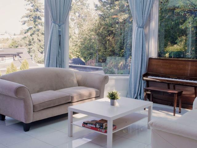 Stunning Luxury Mansion w/ Sauna close to Prince of Wales Park Has a House