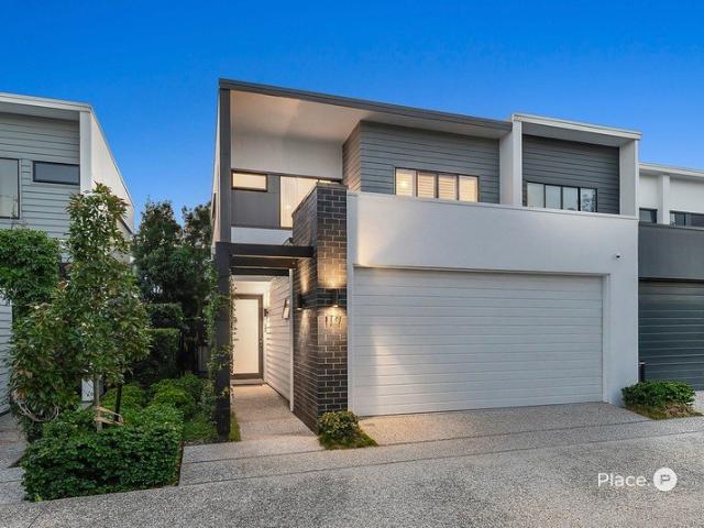 Stunning Luxury Town Home in Ashford Residences!