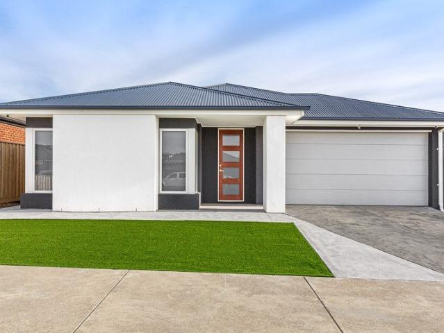 Stunning Modern and Contemporary Family Home in Prestigious Smythe's Creek