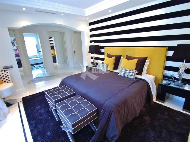 Stunning modern apartment with sea views in Puerto Banus
