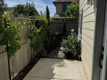 95776, Yolo County, California, USA - Equipped kitchen