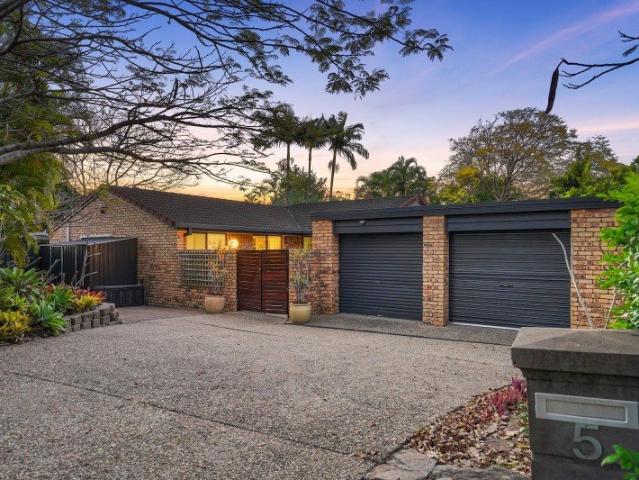 Stunning Modern Family Home in Exclusive Neighbourhood