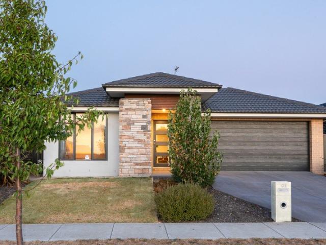 Stunning Modern Family Home In Lucas Locale