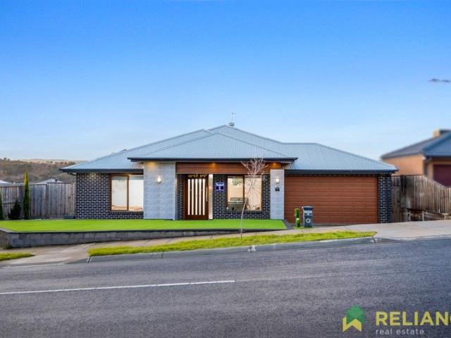 Stunning Modern Family Home in Sought After Maddingley
