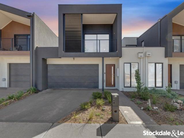 STUNNING MODERN LIVING WITH OF FLAWLESS LUXURY !