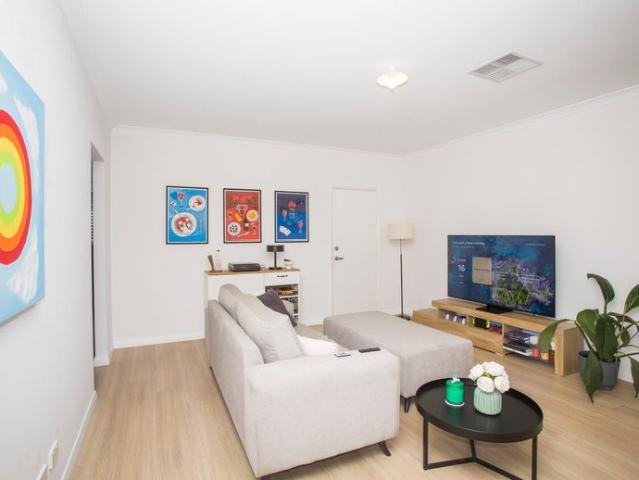 Stunning modern spacious home close to airport, shops & Tonkin Hwy