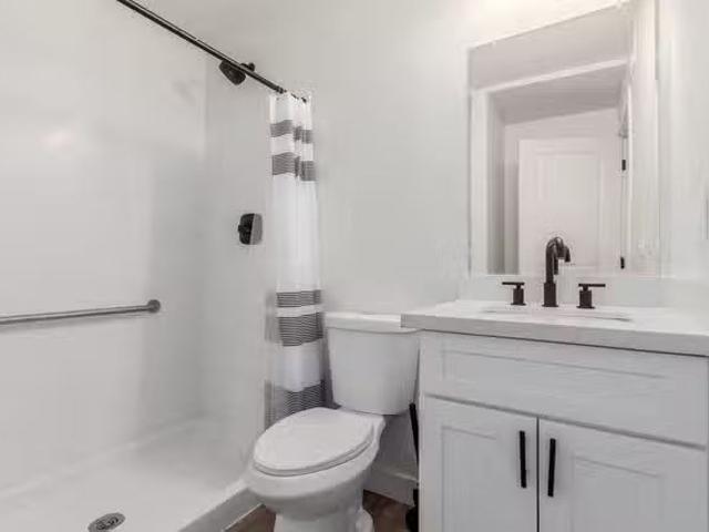 Stunning & Modern Room for Rent in Beautiful Mesa House with S.