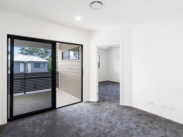 Stunning Modern Townhome! Large Kitchen, Ducted A/C & High Ceilings! *$720 per week to increase to $750 from 19th of April 2027
