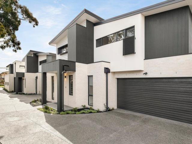 Stunning Modern Townhouse Spacious, Stylish, just minutes from the Beach & Main Street