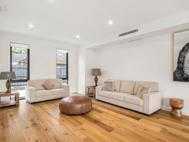 Stunning Modern Townhouse – Spacious, Stylish, just minutes from the Beach & Main Street