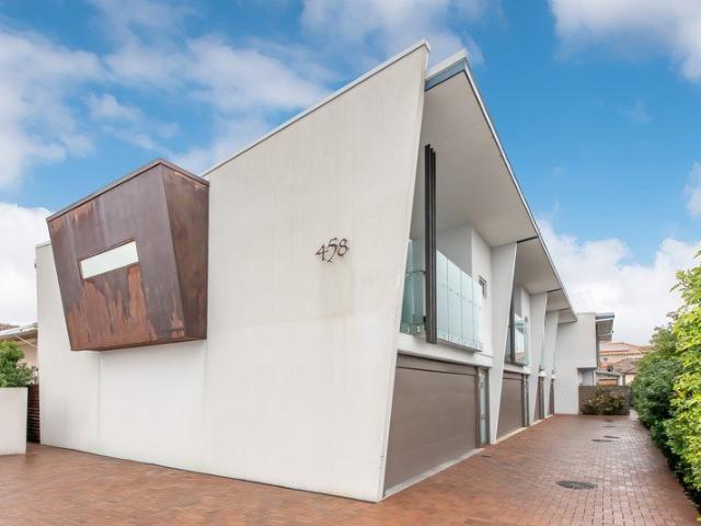 STUNNING MODERN TOWNHOUSE!