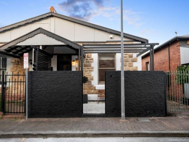 Stunning Modern Two Bedroom Cottage in Prime CBD Locale