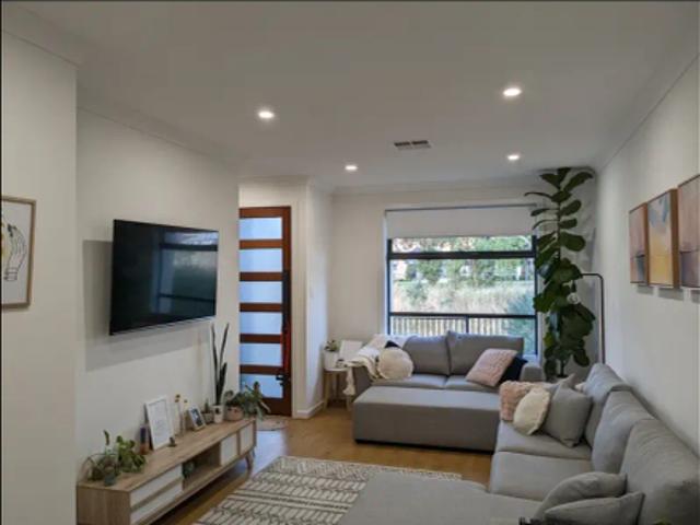 STUNNING MODERN TWO STOREY TOWNHOUSE