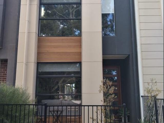 STUNNING MODERN TWO STOREY TOWNHOUSE