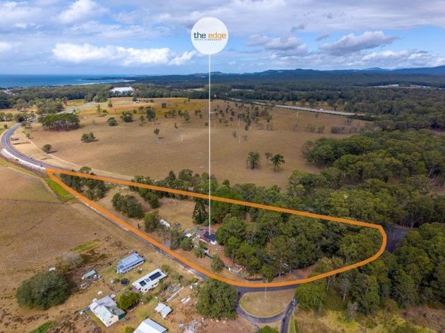 Stunning acreage with no neighbours.