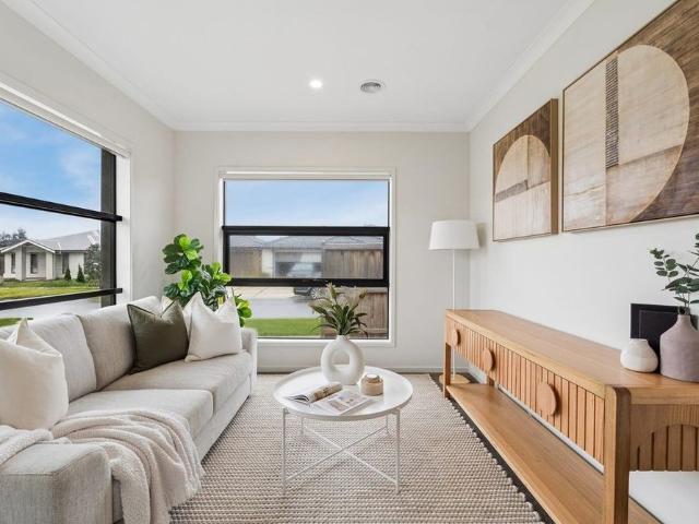 STUNNING NEAR NEW 4BR MODERN HOME STEPS FROM SCHOOLS & TRANSPORT
