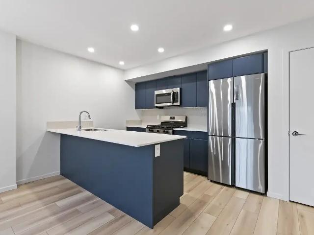 Stunning NEW 3 Bed / 2.5 Bath | A/C | Parking | Near Downtown — 3 Bedrooms Townhouse