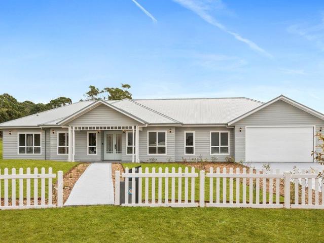 Stunning New Country Hamptons Residence on Half an acre with Premium Finishes Throughout