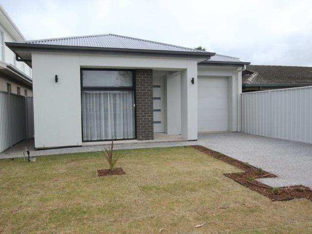 Stunning New Build Walk To The Beach!