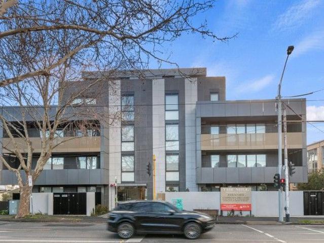 Stunning New Luxurious Apartment with private courtyard!