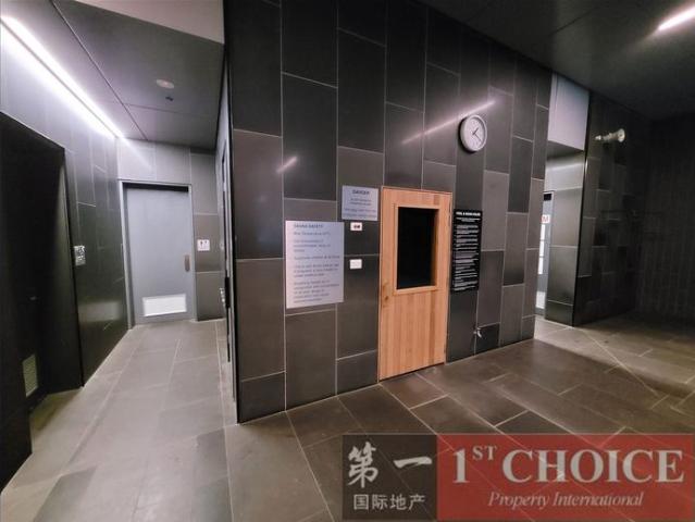 Stunning north face luxury apartment in Docklands