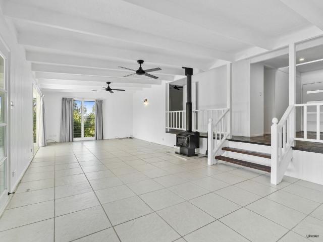 Stunning Ocean & Creek Views from This Peaceful 3 Bedroom Retreat � Electricity & Water Included
