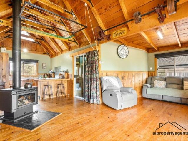 Stunning Off Grid Retreat on 455 Acres