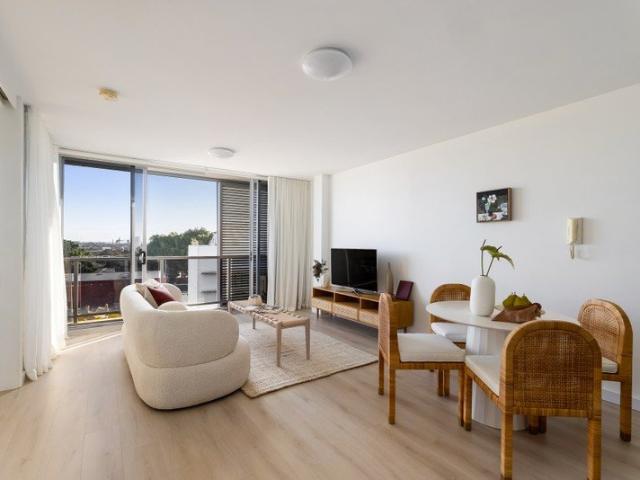 Stunning one bedder with a dedicated study
