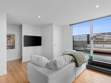 STUNNING ONE BEDROOM APARTMENT
